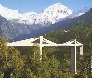 Nesta estrutura de Christian Menn, uma curiosa forma triangular formado pelos “braços” dos pilares assemelha-se com as formas dos picos nevados das montanhas ao fundo. Esses triângulos da estrutura são na verdade uma engenhosa “falsas vigas”de concreto po [BROWN, David J. Bridges, Ed. Mitchell Beazley, London, 1996]