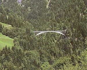 Ponte de Salginatobel, 1930, Suíça. Projeto do Engenheiro Robert Maillard. A estrutura parece ancorada diretamente na Montanha [BROWN, David J. Bridges, Reed International Books, London, 1993]