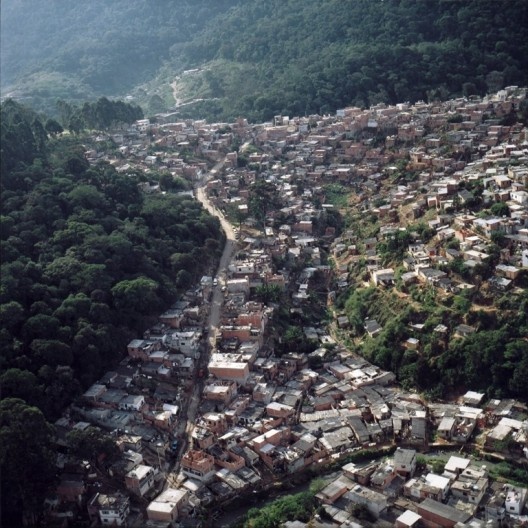 Ocupação irregular em área de preservação, Serra da Cantareira, São Paulo<br />Foto Nelson Kon 