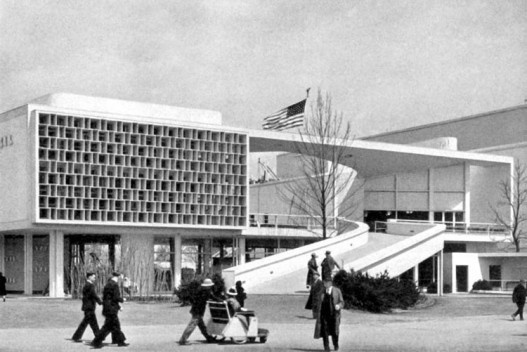 Pavilhão do Brasil na Expo de Nova York, arquitetos Lucio Costa e Oscar Niemeyer<br />Foto histórica 