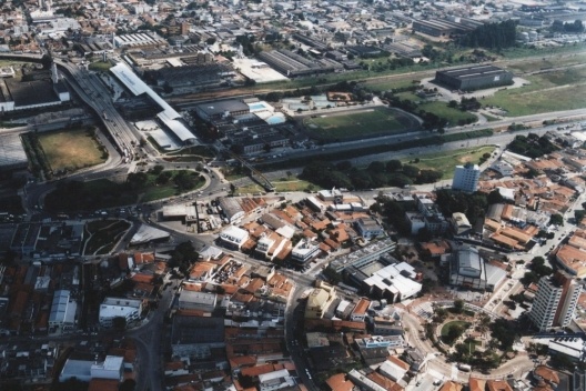Terminal Rodoviário de Santo André sobre a estrada de ferro [Acervo da autora, 2003]