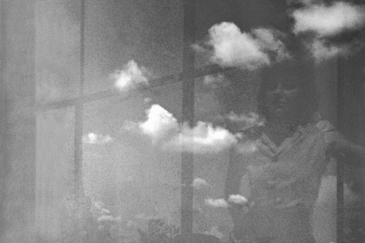 Lina Bo Bardi na Casa de Vidro, c.1952 (detalhe)<br />Foto Chico Albuquerque  [Convênio Museu da Imagem e do Som – SP / Instituto Moreira Salles]