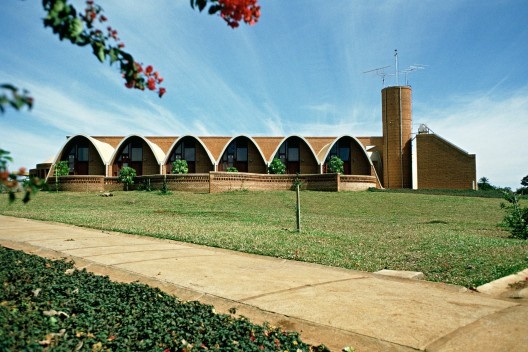 Residência dos Padres Claretianos, Batatais SP, 1981-82. Arquitetos Affonso Risi e José Mário Nogueira Jr<br />Foto divulgação 