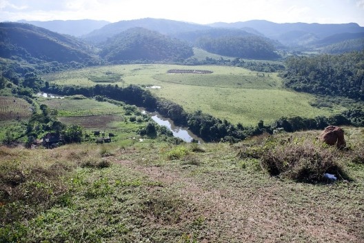 Área rural do município, com a paisagem caracterizada por mares de morros da região. Destaque para o curso do rio Paraibuna, pastagens e remanescentes de floresta de Mata Atlântica<br />Foto Fábio Lima 