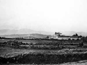 Convento da Luz, cerca de 1860. Ao fundo região da Ponte Pequena, em direção ao rio Tietê<br />Foto Militão Augusto de Azevedo  [TOLEDO, Benedito Lima de . Anhangabaú]