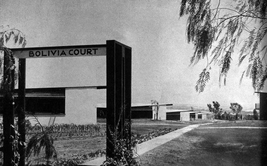 Cidade operária "Channel Heights", San Pedro, Califórnia, EUA. Entrada à vila “Bolivia Court”<br />Foto divulgação 