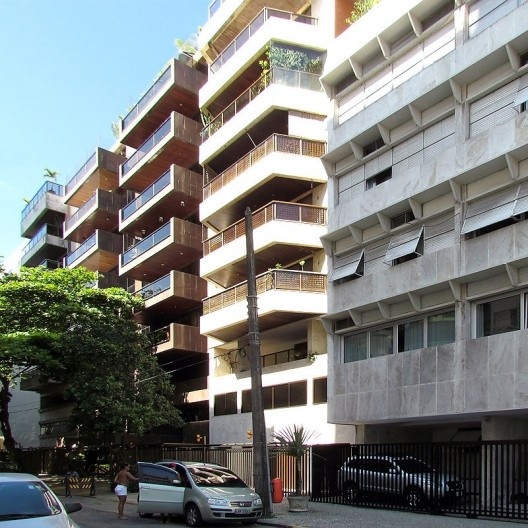 Correr de edifícios com varandas abertas e em balanço sobre o afastamento mínimo frontal, preservando-se a volumetria original, Rio de Janeiro, década de 1980<br />Foto Andréa Redondo 