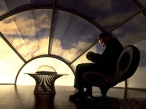 Ed Harris como Christof no filme Show de Truman, de Peter Weir