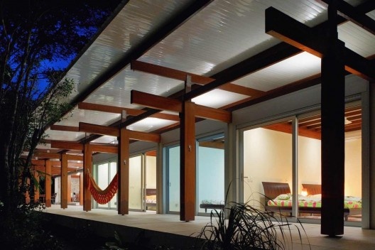 Casa na Praia Preta, São Sebastião SP, 2006. Nitsche Associados. Projeto construído com madeira certificada.<br />Foto Nelson Kon 
