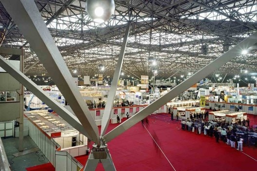Palácio de Exposições do Parque Anhembi, pavilhão de exposições, arquitetos Jorge Wilheim, Miguel Juliano e Massimo Fiocchi, São Paulo, 1963-1972<br />Foto Nelson Kon 