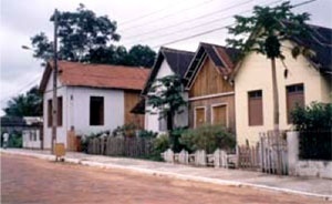 Casario misto em madeira e alvenaria, com linguagem cabocla, em Xapuri, na rua Benjamin Constant,1999 [COSTA, 2002, p. 128]