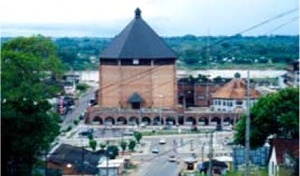 Igreja Nossa senhora da Glória de Cruzeiro do sul. Construída pelos Irmãos Espiritanos alemães, em 1967. Não possui colunas e sua arquitetura aproxima a linguagem bizantina de uma maloca indígena