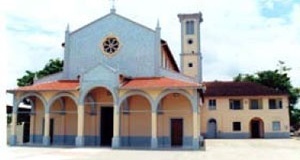 Igreja em alvenaria em Sena Madureira. Em seu interior coexistem um tênue estilo românico combinado com marajoara [Tomada da autora em 2001]