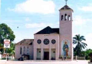 Igreja católica de Tarauacá, com painel em mosaico colorido no exterior [Tomada da autora em 2001]