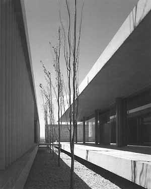 Figura 7 – Javier Garcia-Solera, Edifício de Aulas, Universidade de Alicante, Espanha, 1998-2000. Fonte: Documentos de Arquitetura – Javier Garcia-Solera nº 45, Colegio Oficial de Arquitectos de Andalucía Oriental, Maio/2000, p. 53.