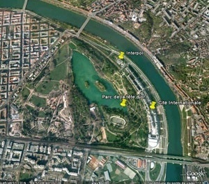 Localização da Cité Internationale e da Interpol em relação ao Parc de la Tête d’Or. Imagem trabalhada pela autora a partir do Google Earth, em 03 de outubro de 2008.