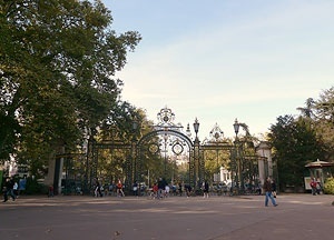 Uma das entradas principais do parque: a Porte des Enfants du Rhône<br />Foto: Jovanka Baracuhy C. Scocuglia. 