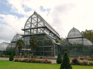 As grandes estufas com um pavilhão central que abrigam as plantas tropicais<br />Foto: Jovanka Baracuhy C. Scocuglia 