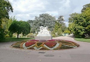 Estátua marcando a entrada do jardim botânico do Parc de la Tête d’Or<br />Foto: Jovanka Baracuhy C. Scocuglia 