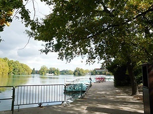 Atracadouro às margens do lago do Parc de la Tête d’Or, onde são organizados passeios no lago (de barcos e pedalins) e nos caminhos ao redor<br />Foto: Jovanka Baracuhy C. Scocuglia 