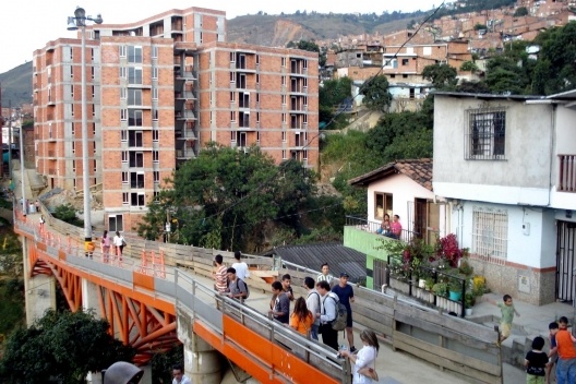 Conjunto habitacional e ponte metálica unindo os dois lados do bairro por cima da quebrada<br />Foto Noemi Zein Teles 