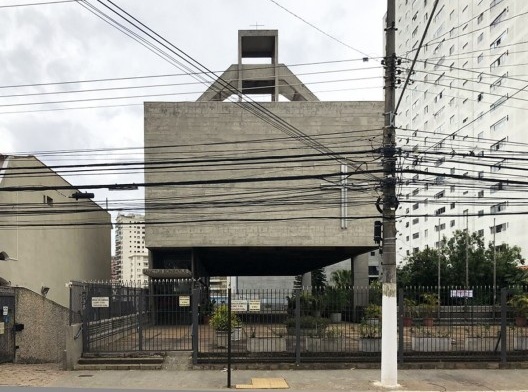 Igreja São Bonifácio, 1964-66, arquiteto Hans Broos. Vista a partir da rua<br />Foto Marcos José Carrilho 
