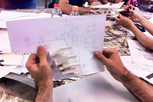 Oficina de Modelos, 14 de fevereiro, tarde, construção da escadaria do Pavilhão de Sevilha<br />Foto Abilio Guerra 