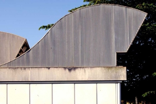 BAC Eugenio Mendes, Ribeirão Preto - vista externa dos sheds. Arquiteto João Filgueiras Lima, Lelé<br />Foto André Marques 