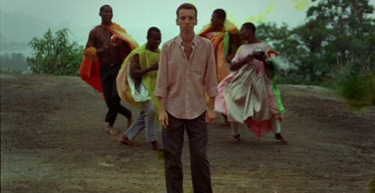 Hélio Oiticica com moradores da Mangueira vestindo seus parangolés<br />Foto divulgação  [Filme “Hélio Oiticica”, de César Oiticica Filho]