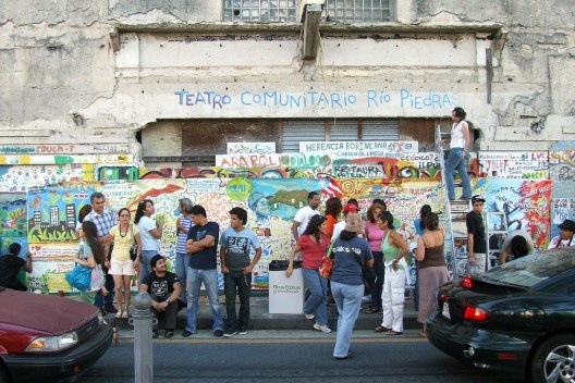 Apropiación  del espacio público para el encuentro ceativo para confrontar el poder, la construcción de identidades, comunicarse y conectarse con los demás<br />Foto Edwin Quiles 
