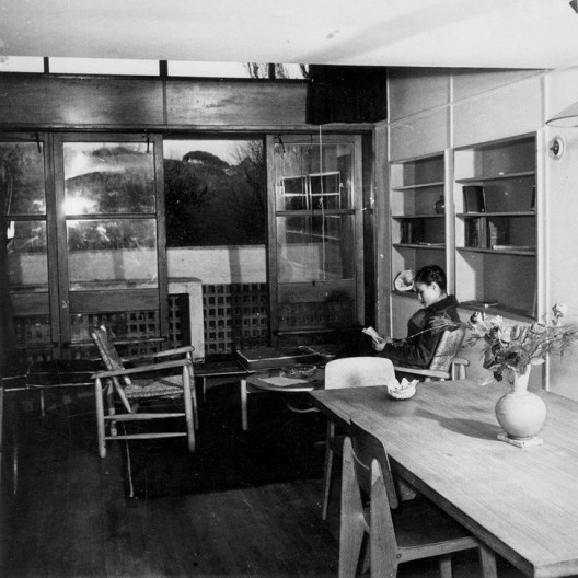 Charlotte Perriand no interior de um apartamento da Unité d’Habitation de Marseille<br />Foto divulgação 
