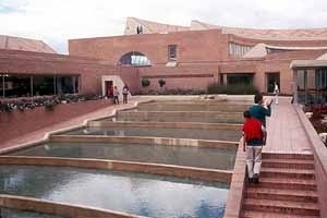 Biblioteca Popular Virgilio Barco, Bogotá. Arquiteto Rogélio Salmona<br />Foto Roberto Segre 