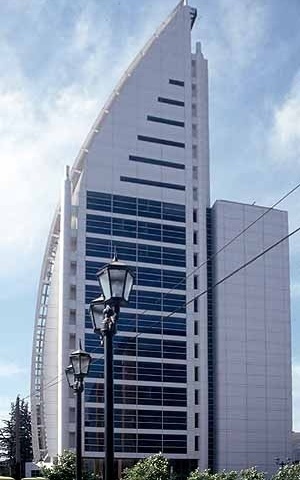 Edificio Banmédica, Santiago de Chile. Arquiteto Borja Huidobro<br />Foto Roberto Segre 