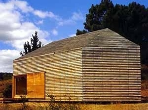 Capela rural El Recuerdo na Comuna La Florida, Concepción. Arquiteto Eduardo Castillo Jiménez<br />Foto Roberto Segre 