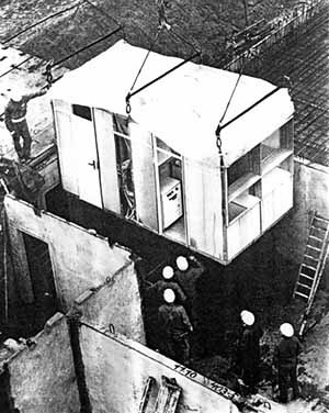 Célula sanitária em montagem. Início dos anos 60