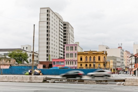 Conjunto de prédios na região central de São Paulo. Da esquerda para a direita, Hotel inaugurado recentemente em tempo dessa publicação, um imóvel privado, um imóvel enquadrado no tema deste artigo e um edifício privado com características de tombamento<br />Foto Rafael Ianni 