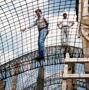 Construindo a cobertua da igreja de Mirassol. Apoio técnico e projeto de Carlos González Lobo. Mirassol, Estado de México, 1976-2003 [arquivo pessoal de Carlos González Lobo. México D.F. 1996]