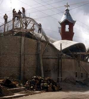 Construindo a cobertua da igreja de Mirassol. Apoio técnico e projeto de Carlos González Lobo. Mirassol, Estado de México, 1976-2003 [arquivo pessoal de Carlos González Lobo. México D.F. 1996]