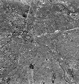 1.4. Foto aérea da área central: ao norte, a estação da Luz, o Parque e o rio Tietê Fonte: BASE, 1995