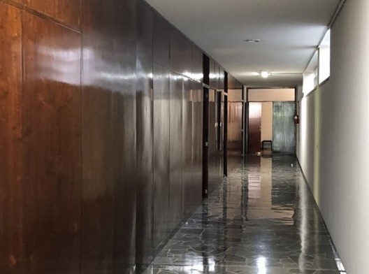 Igreja São Bonifácio, 1964-66, arquiteto Hans Broos. Corredor<br />Foto Marcos José Carrilho 