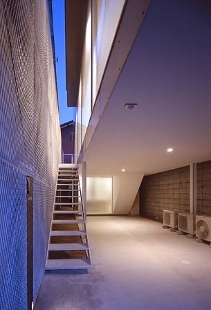 Escada de acesso exterior<br />Foto Tomotsu Kuruwada 