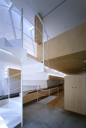 Hall e escada de ligação aos quartos<br />Foto Tomotsu Kuruwada 