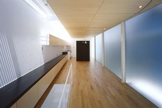 Sala de estar, com a cozina ao fundo<br />Foto Tomotsu Kuruwada 