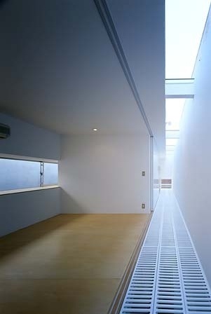 Piso dos quartos. Acima, clarabóia. Abaixo, grelha que permite passagem de luz para piso inferior<br />Foto Tomotsu Kuruwada 