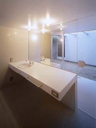 Sanitário, com vista para o pátio<br />Foto Tomotsu Kuruwada 