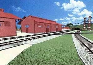 À esquerda, armazém que abriga o museu ferroviário. Ao fundo, podemos observar o elevador de passageiros, a ser construído, que interligará a praça do Mirante II ao pátio da EFM-M. Orientação: A direita, desta imagem, está o Rio Madeira; a esquerda, o cen