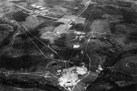 Início da construção de Brasília, com o Palácio do Alvorada em primeiro plano, c.1957/58<br />Foto divulgação  [Arquivo Público do DF]
