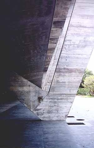 Museu de Arte Moderna do Rio de Janeiro, Affonso Eduardo Reidy, 1953. A solução do apoio em “V” equilibra os esforços na base do pórtico por gerar um momento contrário devido ao apoio da laje arqueada do 1o pavimento no segmento menor do pilar. Esse recur<br />Foto do autor 