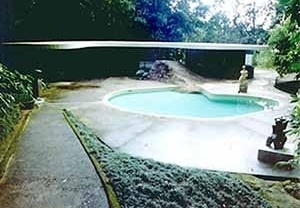 Casa de Canoas, Oscar Niemeyer, 1953. A casa é exemplar na relação com o lugar pela consideração da topografia e da paisagem; reedita os padrões de ordenação tradicional dos usos ao inverter as hierarquias tradicionalmente aceitas entre público e privado,<br />Foto do autor 