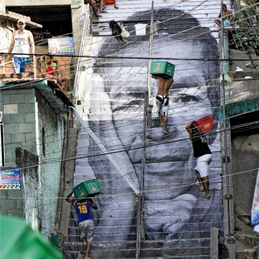 Morro da Providência (detalhe), Série “Inside out”, obra do artista e fotógrafo francês JR, 2008<br />Foto JR  [<i>Guerra dos lugares</i>, p. 256]